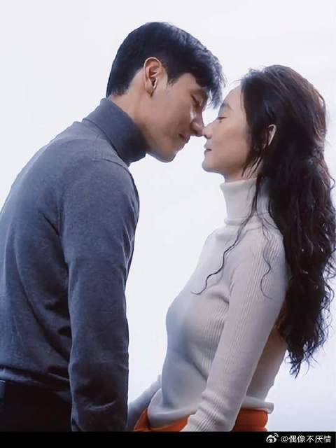 脸颊滚烫，爱在发生，新的一年，不遗余力去爱