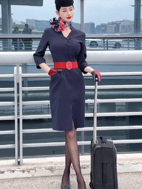 这不著名车模小哈娜吗 怎么跑到东航空姐的赛道了