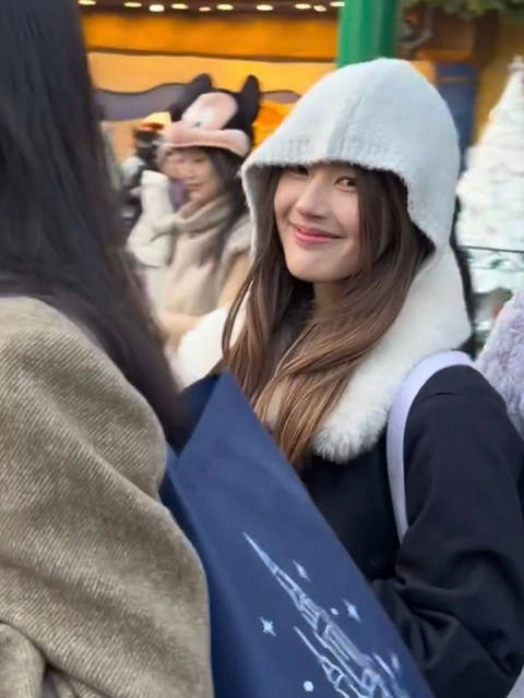 赵露思曾黎同游迪士尼，穿星黛露装扮吃鸡腿亲和力十足