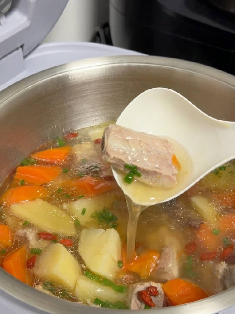 有手就会系列：电饭煲小排汤，最后加盐就行了