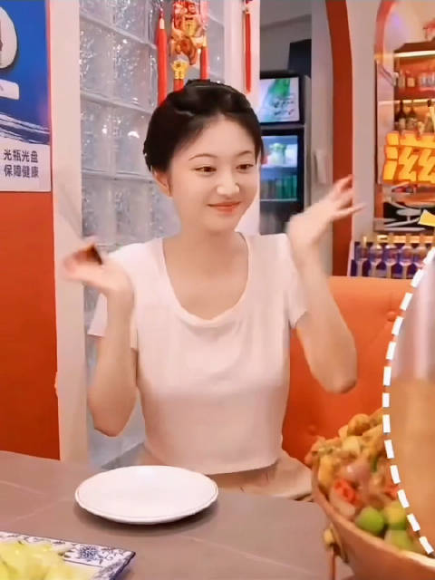 景甜，蹦蹦跳跳的好可爱！在美食面前女生都一样