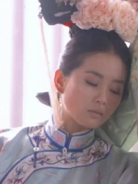 行礼越来越规范，越来越看不清自己