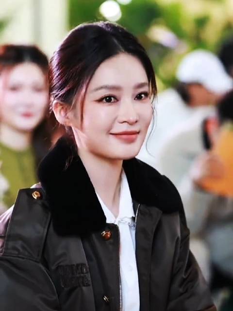 刘浩存李沁MIUMIU同框共读，侧颜优越尽显骨相之美