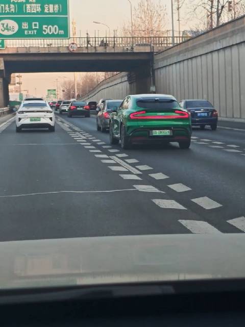 早晨上班路上看到了一台小米YU7，这个宝石绿的颜确实挺漂亮