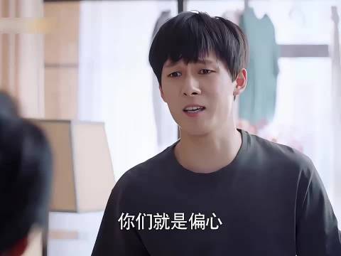 贺灿阳恋爱为姐姐让路，父母偏心引热议