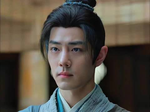 女王渴望蒯铎驻留于冬夏之间，他救她于危难，情愫由此悄然滋生