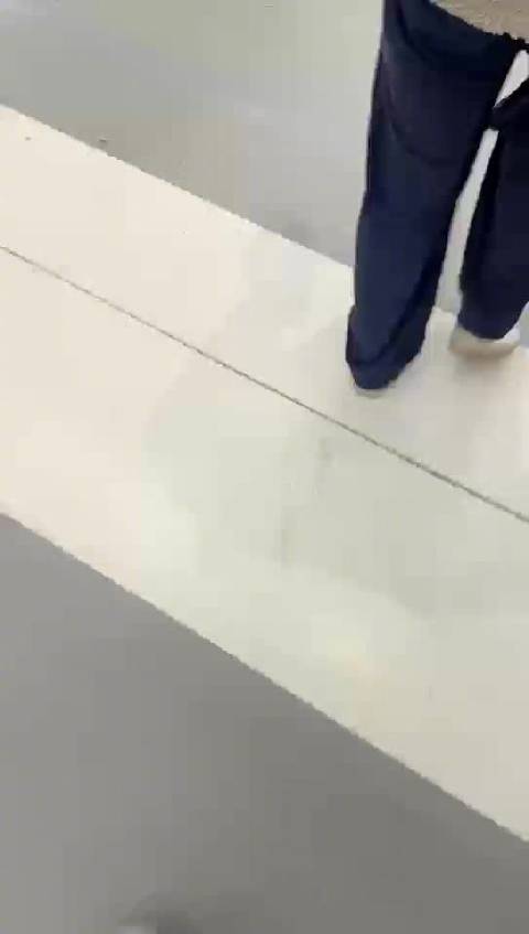 吴尊驾驶乐道L60送女上学，全黑外观与换电功能引关注