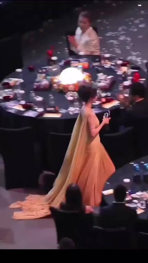 杨幂领奖后裙摆缠于和伟座椅，迟蓬口型提醒未果