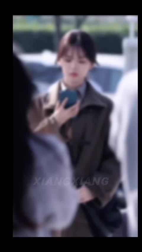 杨超越郑雨新造型亮相，清冷感学姐引关注