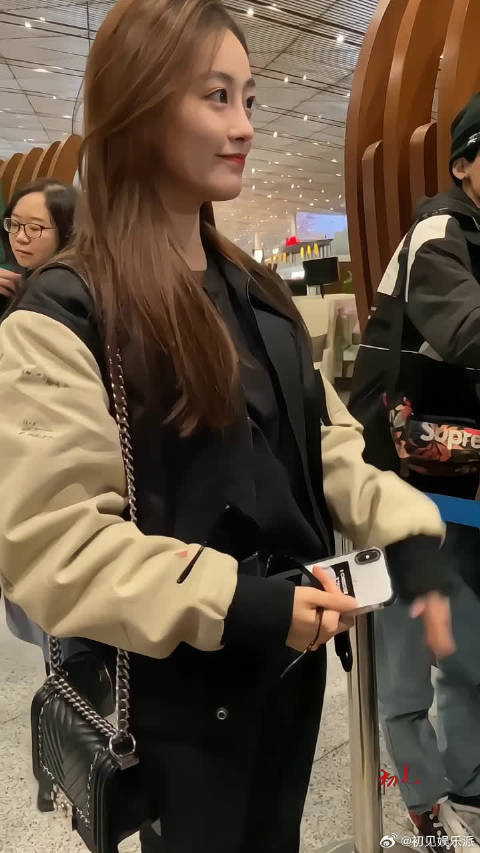 祝绪丹过安检真美