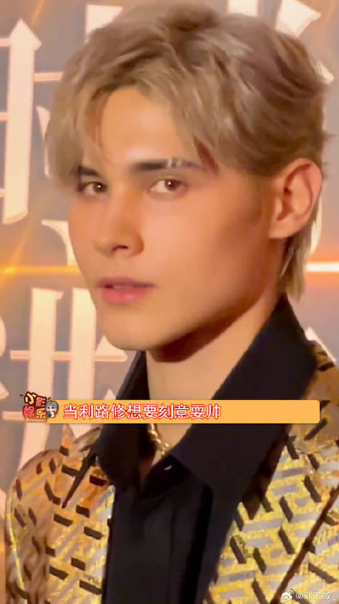 他只是想秀一下自己的戒指罢了