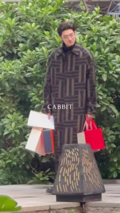 第一次见林一这个背头造型诶 比霸总气质更先来的是搞笑