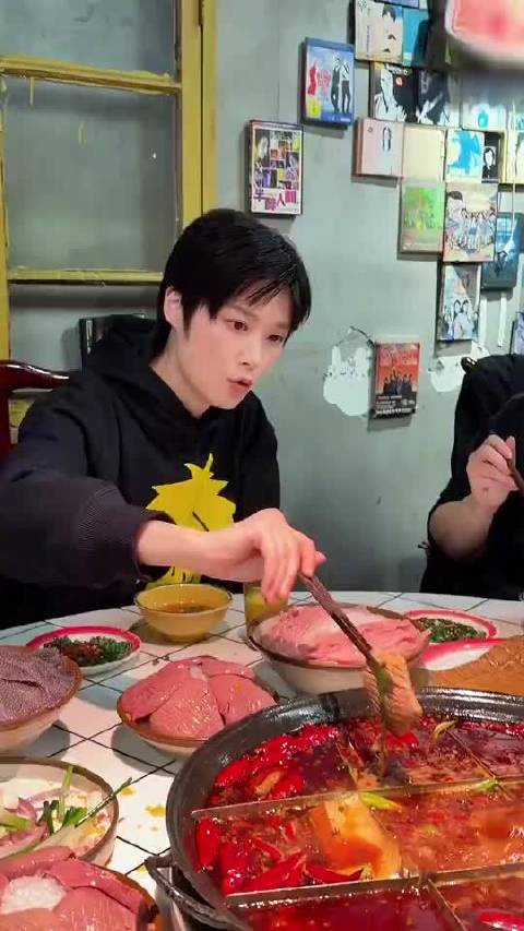 李宇春晒重庆火锅vlog，获封吃火锅大王