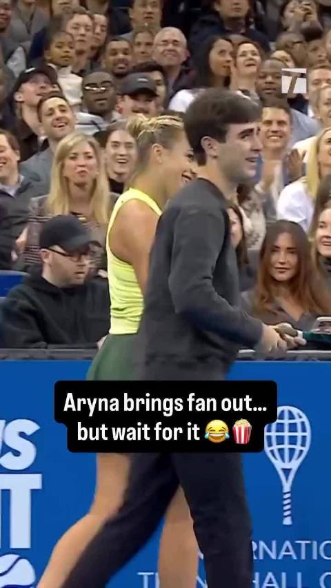 萨巴伦卡大坂直美表演赛邀球迷上场，展职业业余差距