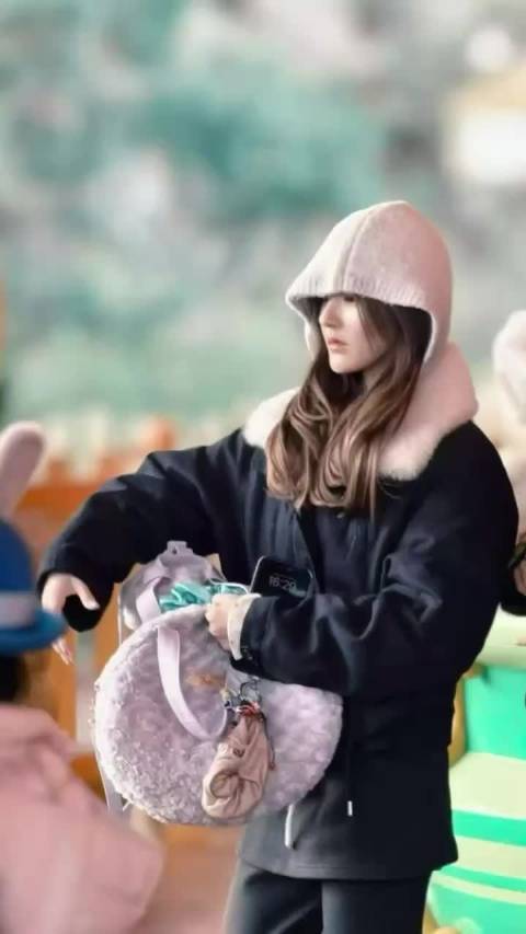 啊啊啊下班前七个小矮人矿山车神仙偶遇暴击赵露思曾黎双倍惊喜值拉满！