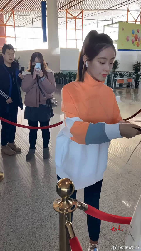 祝绪丹手机壳都帮忙签名