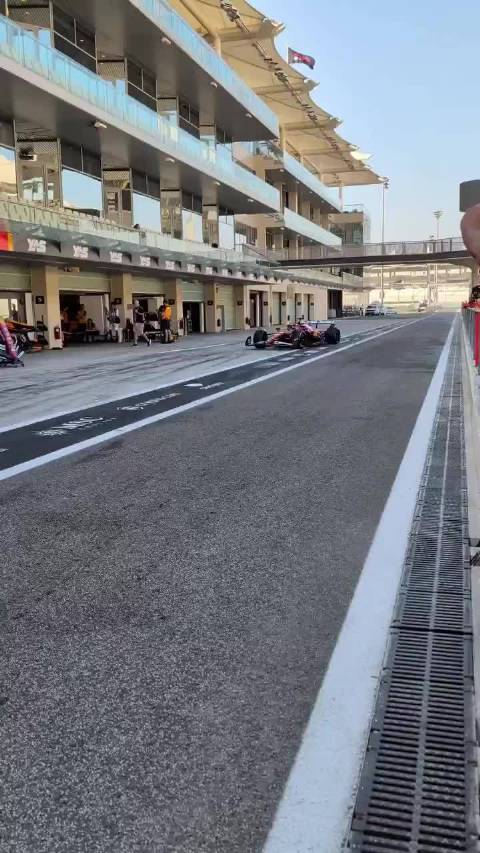 说是法拉利在今天的F1季后测试中模拟明年的主动式前鼻翼要比梅赛德斯的更成熟……