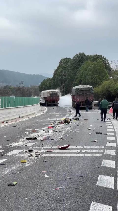 沪昆高速龙里段发生严重车祸，轿车被货车挤压变形