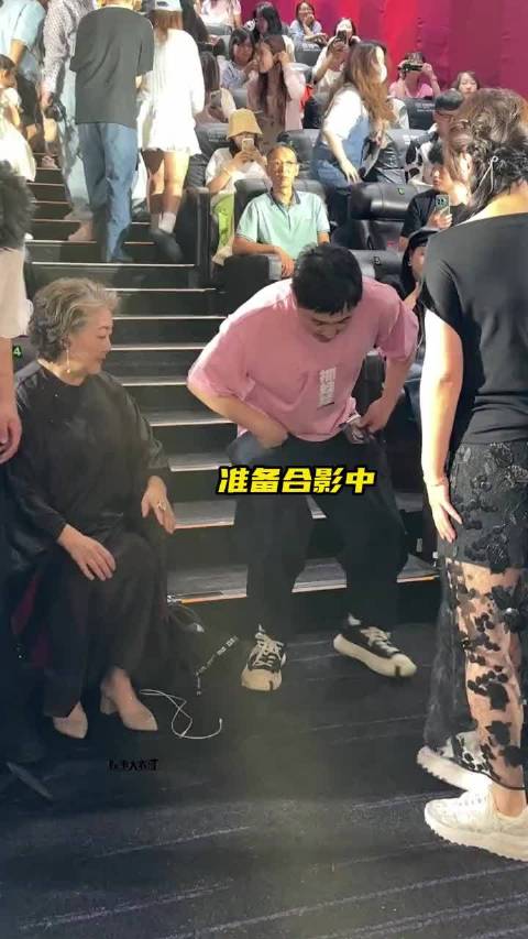 电影抓娃娃首映礼合影，沈腾展示自己收到照片逗笑马丽！