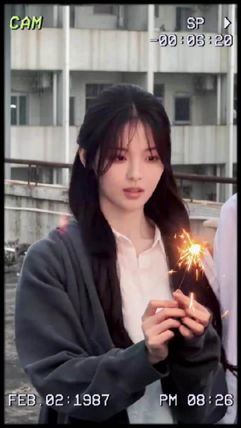 杨超越校服造型亮相新剧，半披发雨中场景引关注