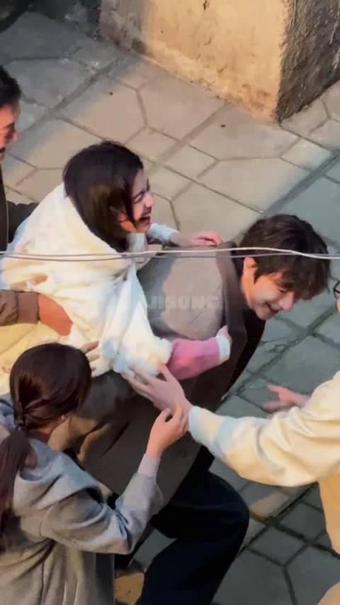 林一背不起艾米引众人慌乱