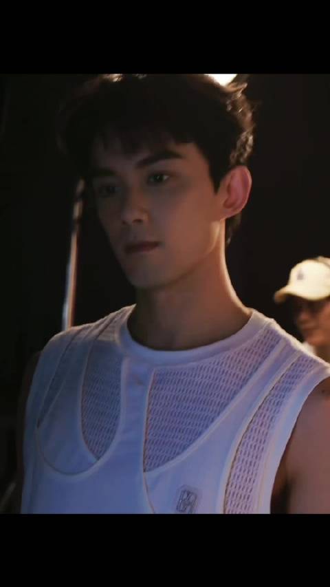 吴磊发布15张帅照展现多样魅力