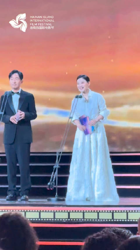 梅婷郭晓东颁发海影节最佳男主角奖