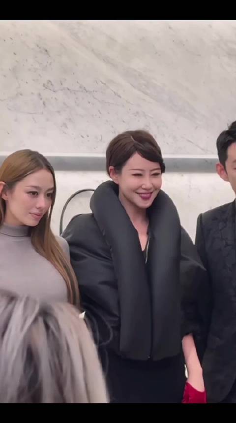 郎朗老婆吉娜不愧是建模级身材，生完孩子身材依然这么好！