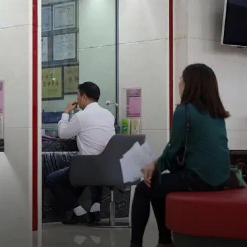 银行网点正在消失：今年超9000家关停，370余家银行注销