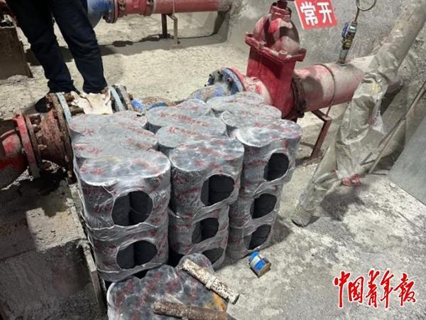 11月16日，贵州省毕节市，鹰派教育学校消防设备室内杂物堆放。中青报·中青网见习记者 杨蕾/摄