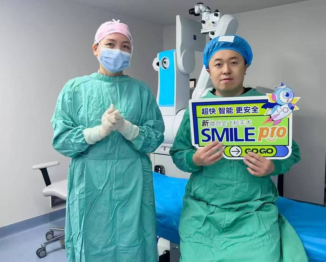 告别眼镜，自在创作： 百万粉丝美食博主新微创全飞秒™SMILE pro手术成功摘镜
