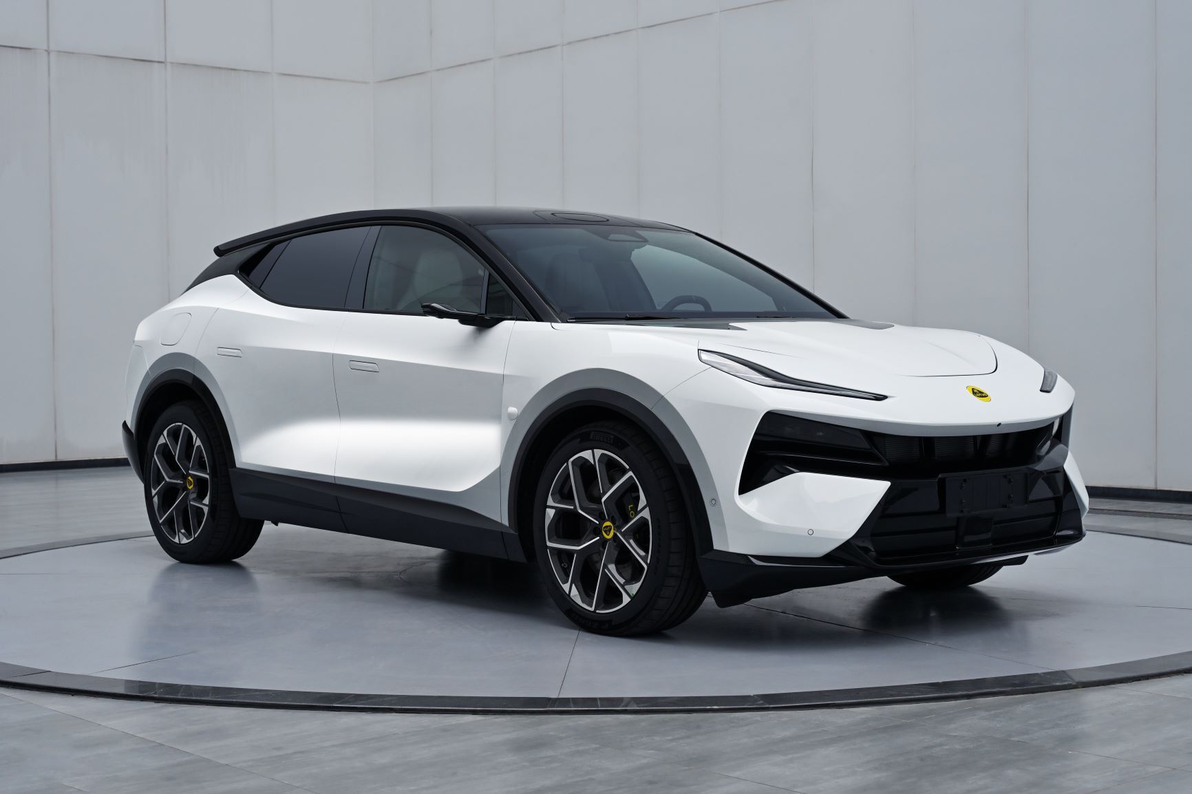 莲花首款插混SUV“For Me”亮相，零百加速3.3秒