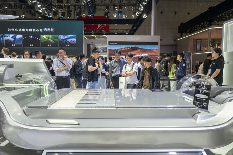 2025年4月26日，上海车展，观众在了解宁德时代第二代神行超充电池。 IC Photo