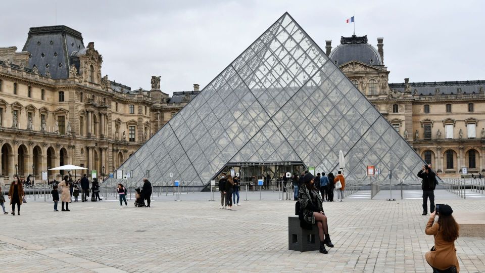 卢浮宫又出状况：图书馆遭污水浸泡，数百份珍贵文件受损