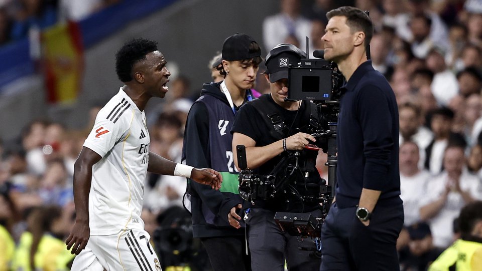 皇马更衣室失控！阿隆索输了，国家德比成转折点，媒体人痛批2人