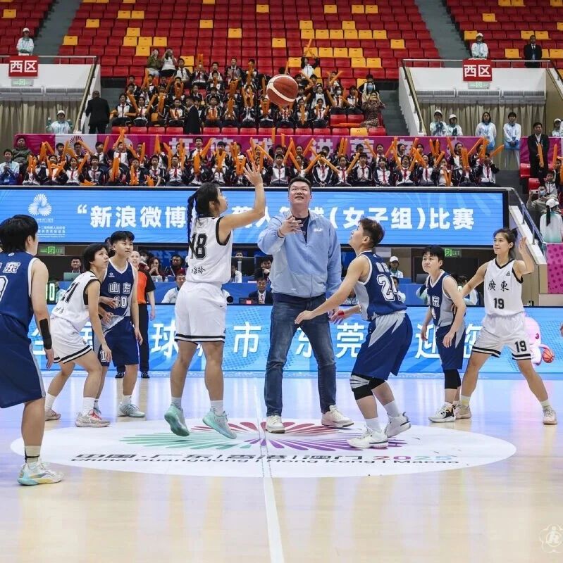 这场篮球赛东莞精彩开打，朱芳雨也来看比赛了