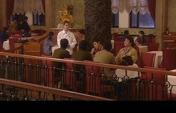 血色浪漫：一群土老帽吃西餐，点餐按斤报，服务员摔笔走人！