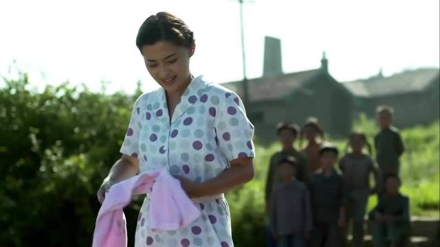 父母爱情：阿姨教新手打水，孩子们捣乱，结果让人哭笑不得！