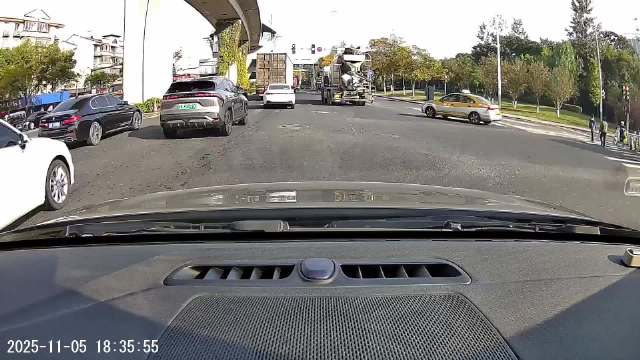 网友：有时候让一让不是怂，是理智！视频车这样做合适吗？