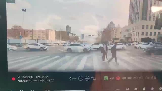 直行的哈弗F7撞了左转的兰博基尼飓风敞篷版