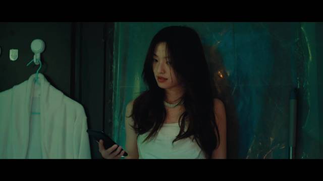 疯批设定焊死了！张雨彤为护他人，把威胁女孩的海王缝进蜡像，剧情敢拍又带感