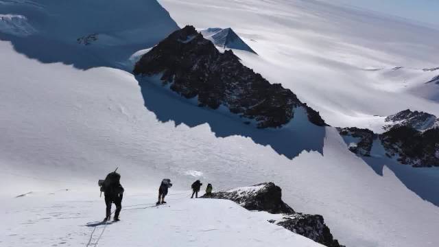 中国探险家汗斯登顶七大洲最高峰