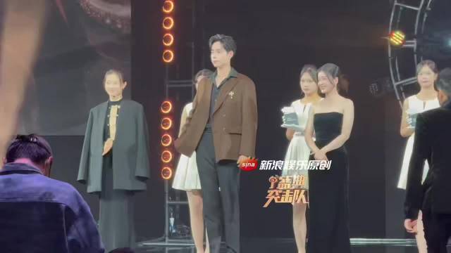 新浪娱乐盛典突击队恭喜@马吟吟 @胡一天啊