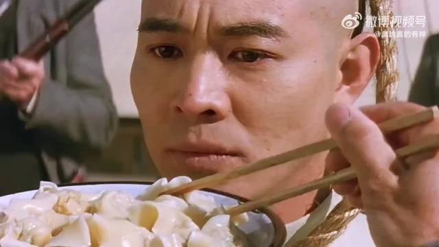 男人在吃断头饭时，突然发现里面竟然藏着一把小刀