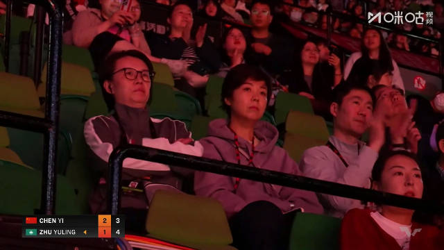 WTT香港总决赛女单，陈熠vs朱雨玲正在进行中，@乒乓张怡宁 来到现场观赛
