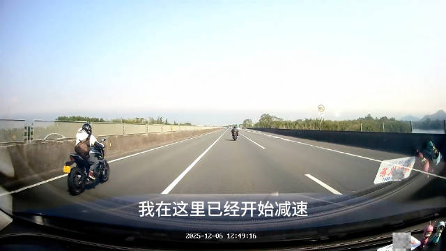 摩托上高速失控狂飙如脱缰野马