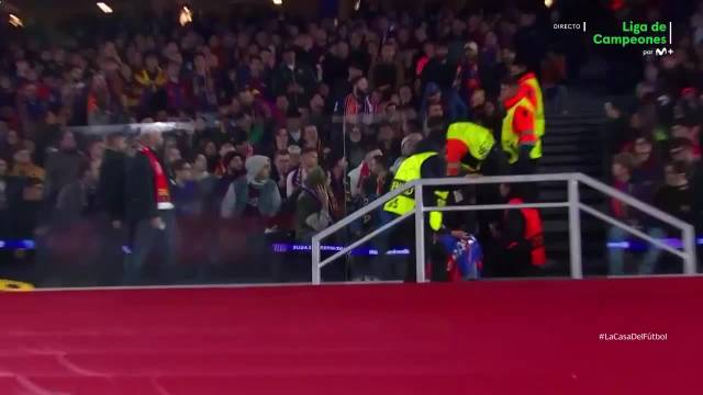 法兰克福球迷在巴萨主场看台捣乱被安保带走