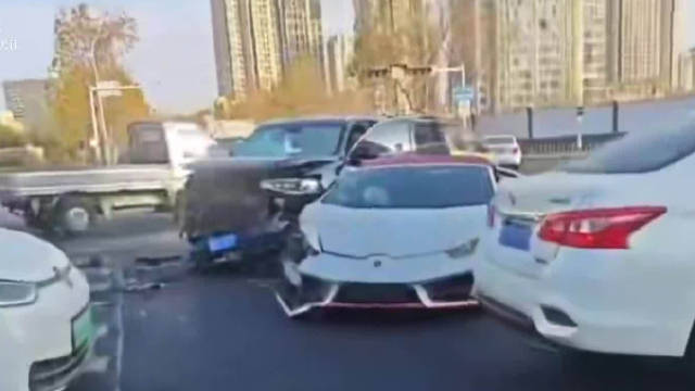 山东一临牌兰博基尼闯灯撞上SUV 交警：司机或存侥幸心理