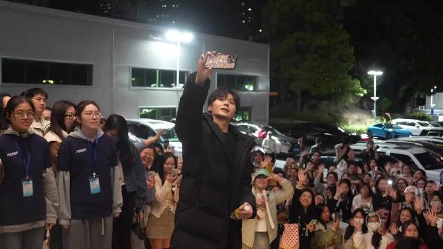 左凌峰宠粉细节曝光，签名合影温柔回应