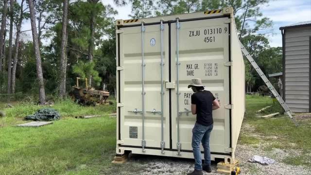 老外收到一台从中国运来的电动拖拉机，来看看他的开箱体验